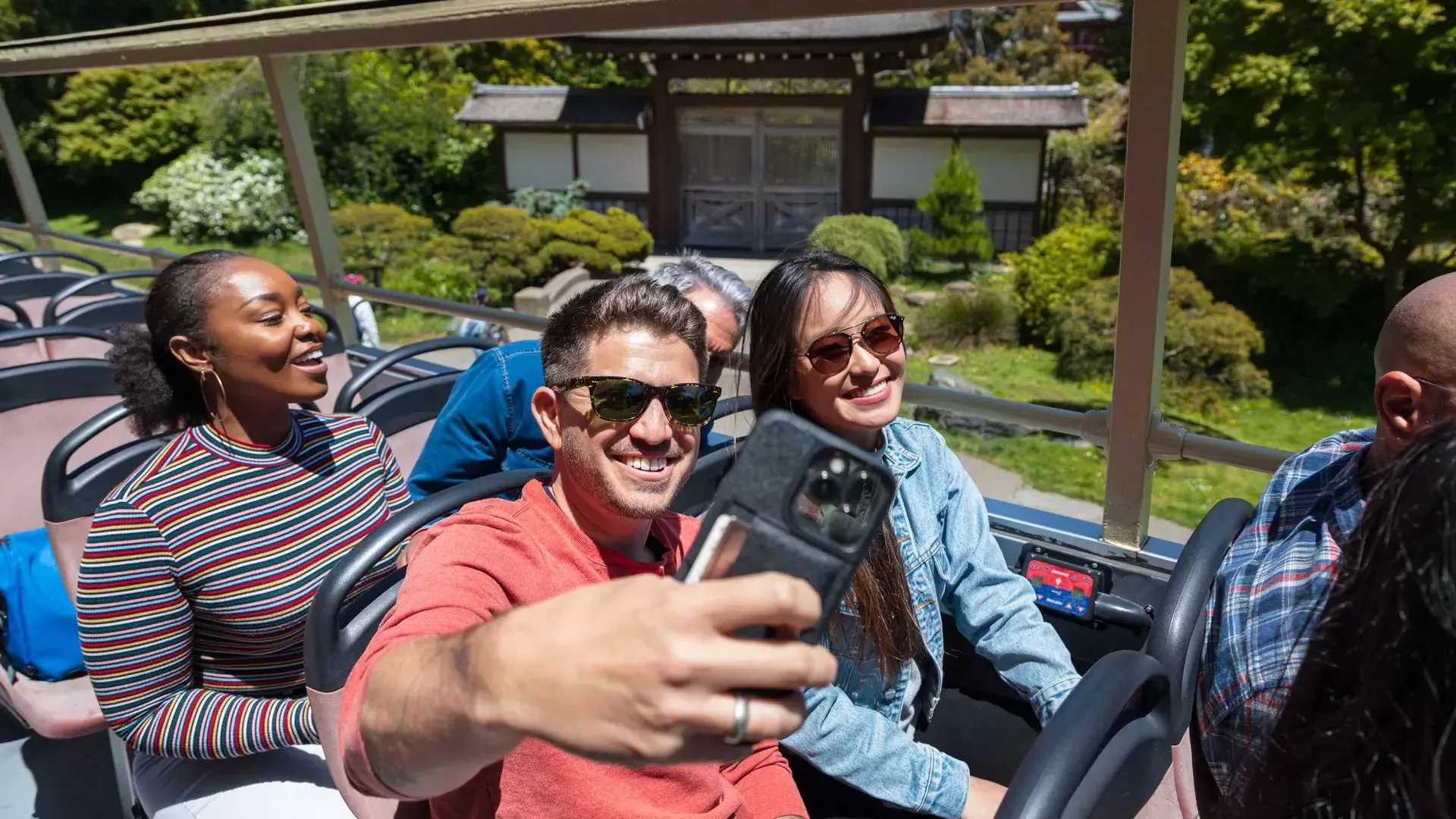 Uomo che scatta un selfie durante un Big Bus Tour