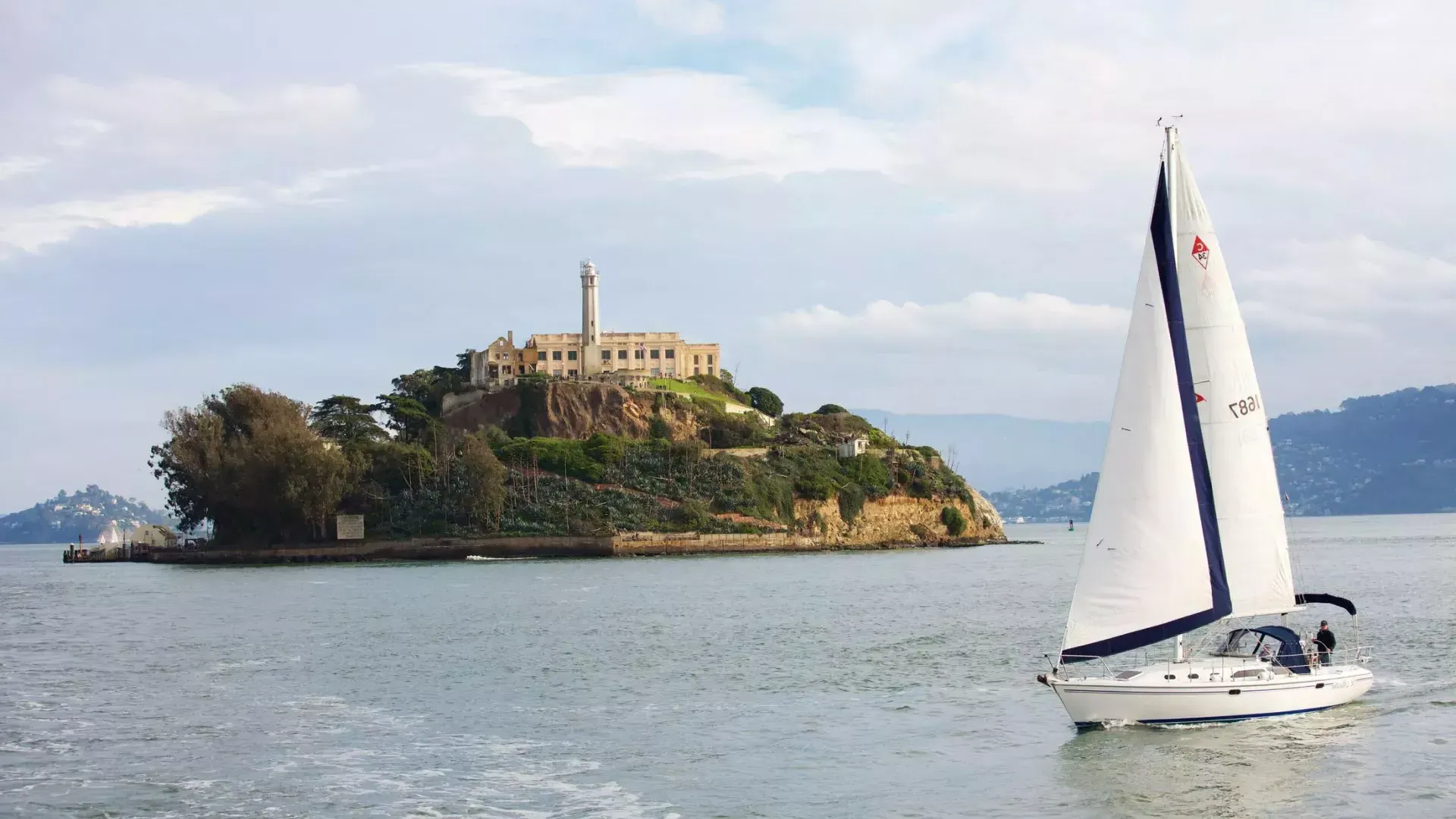 Una barca a vela passa davanti all'isola Alcatraz a San Francisco.