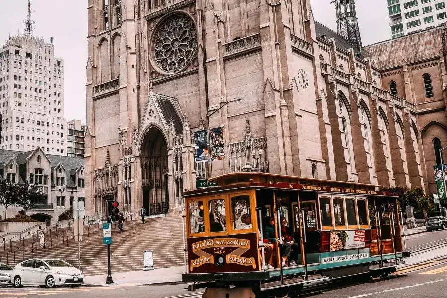 Cable Car passando pela Grace Cathedral