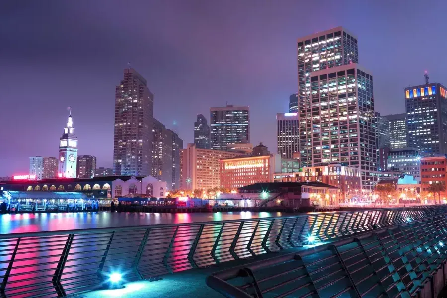 Di notte l'Embarcadero di San Francisco è illuminato in una serie di colori pastello.