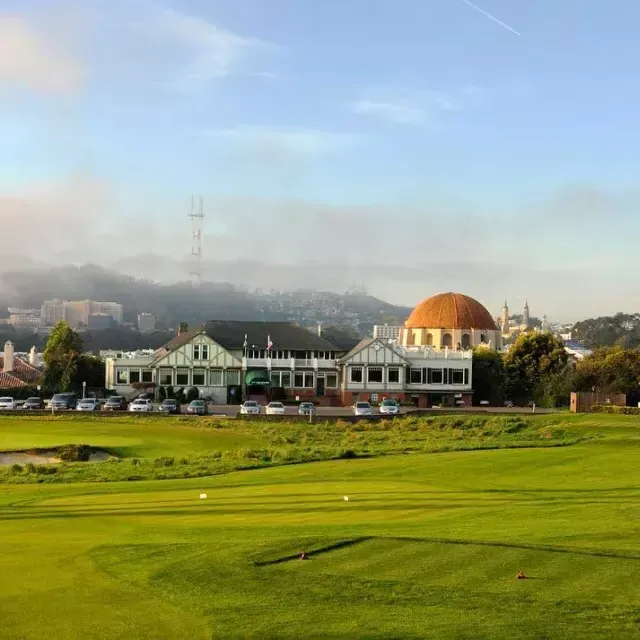 I green del Presidio Golf Course risplendono in una giornata di sole a San Francisco.