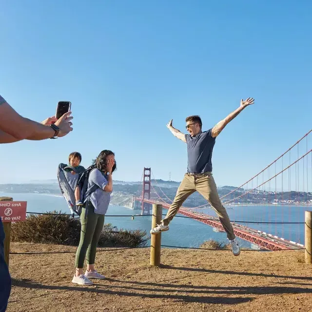 Un gruppo scatta foto al Golden Gate Bridge