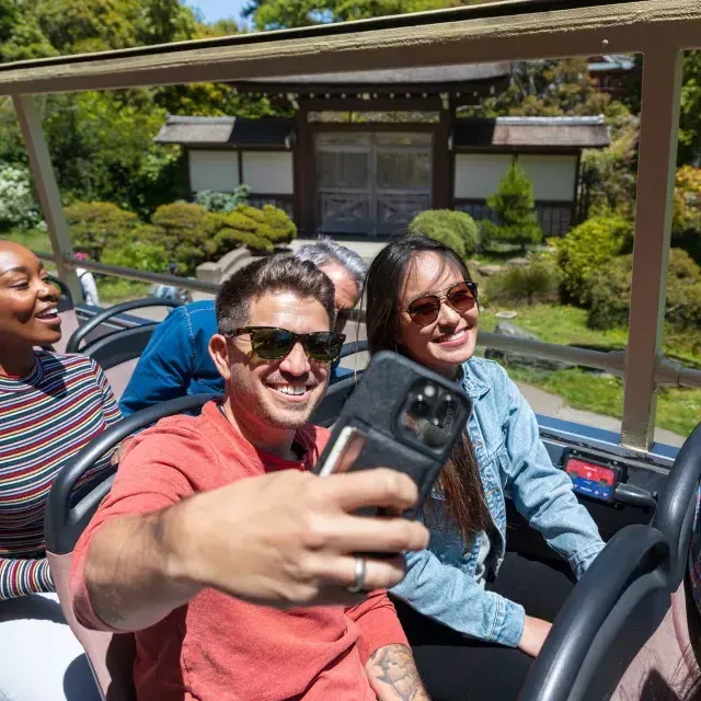 Mann macht ein Selfie auf einer Big Bus Tour