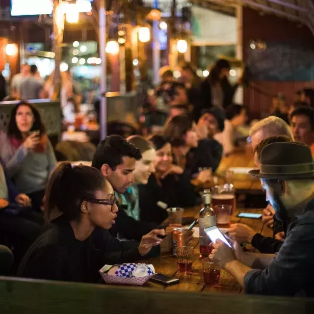 Menschen essen in einem überfüllten Essbereich in SoMa . San Francisco, Kalifornien.