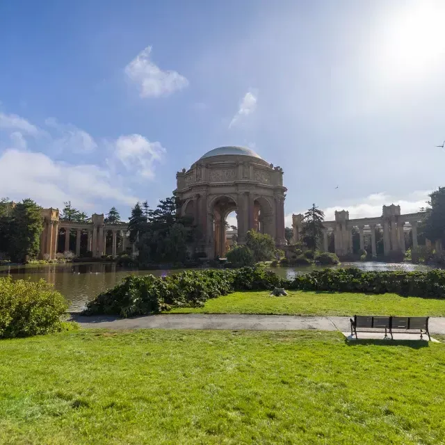 화창한 날의 Palace of Fine Arts